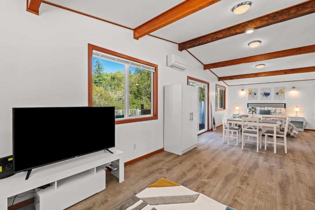 Relajate y recargate de buena vibra en nuestras cabanas de Camano Island - Image 6