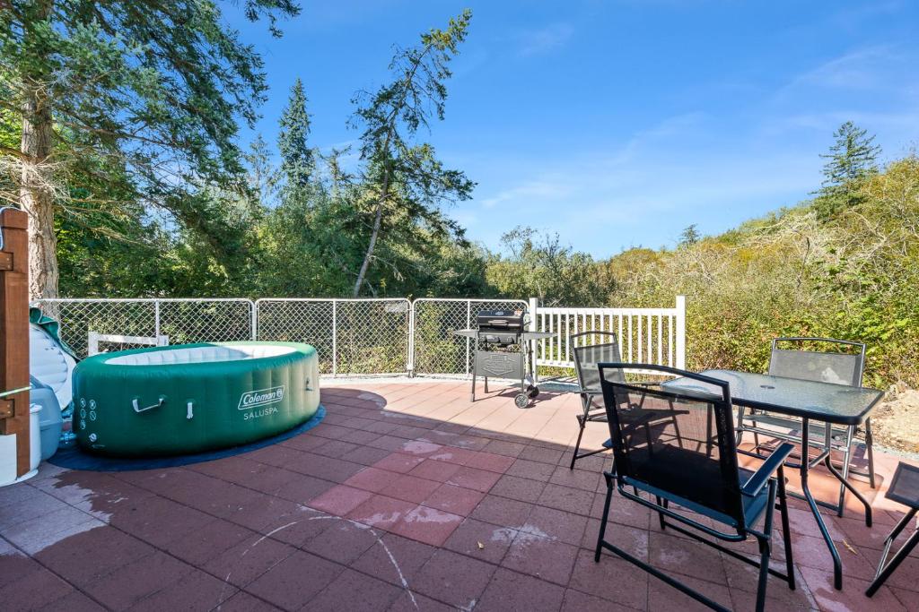 Hot Tub (Jacuzzi) - Photo 2