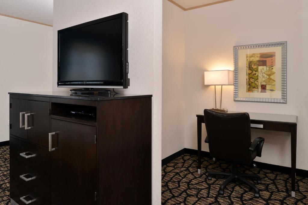 Holiday Inn Express & Suites Tacoma South - Lakewood by IHG - Image 7