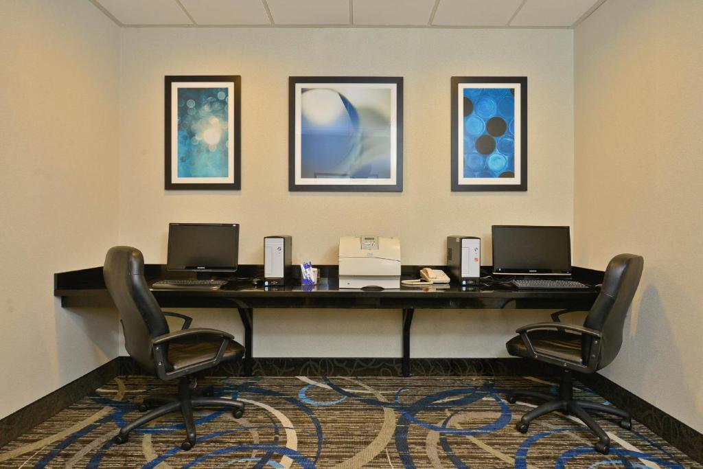Holiday Inn Express & Suites Tacoma South - Lakewood by IHG - Image 4