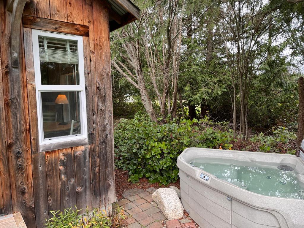 Hot Tub (Jacuzzi) - Photo 2