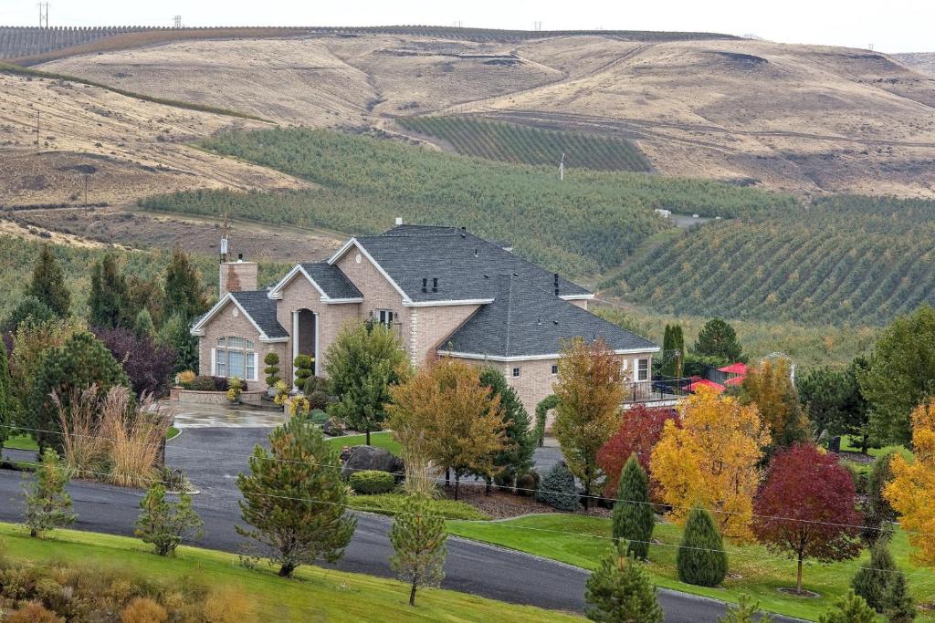 Cameo Heights Mansion and The Vine Fine Dining Restaurant - Image 6