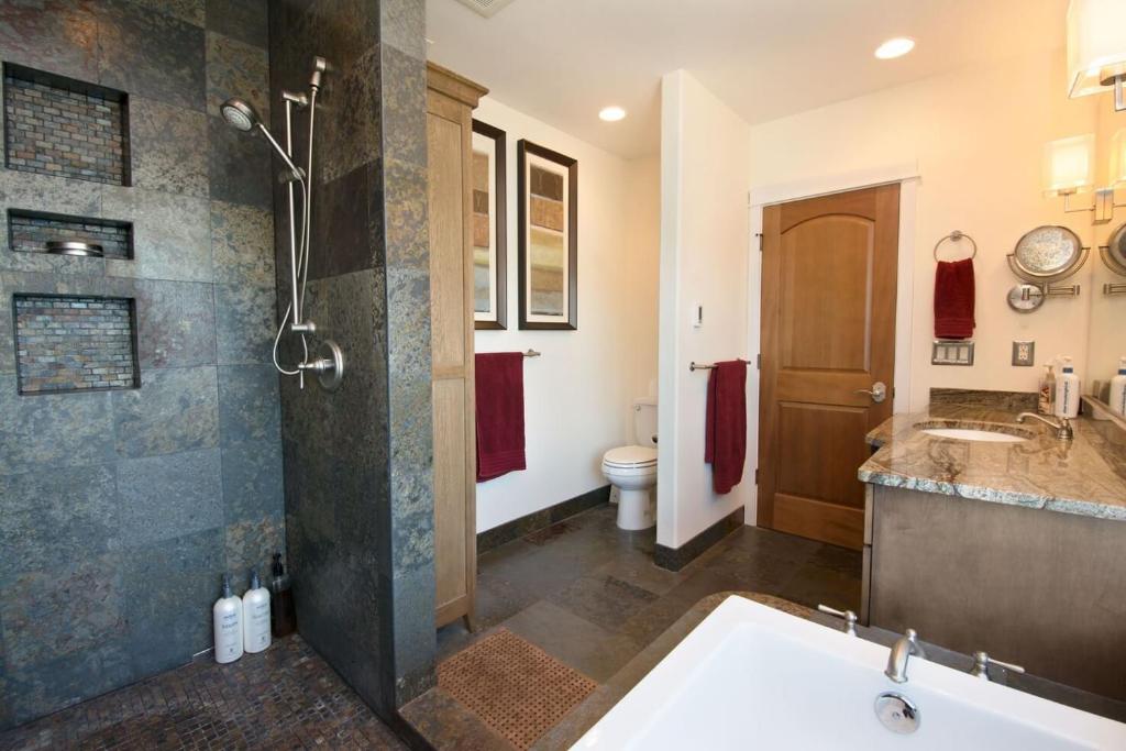 Hot Tub (Jacuzzi) - Photo 2