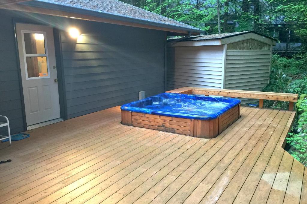 Hot Tub (Jacuzzi) - Photo 2