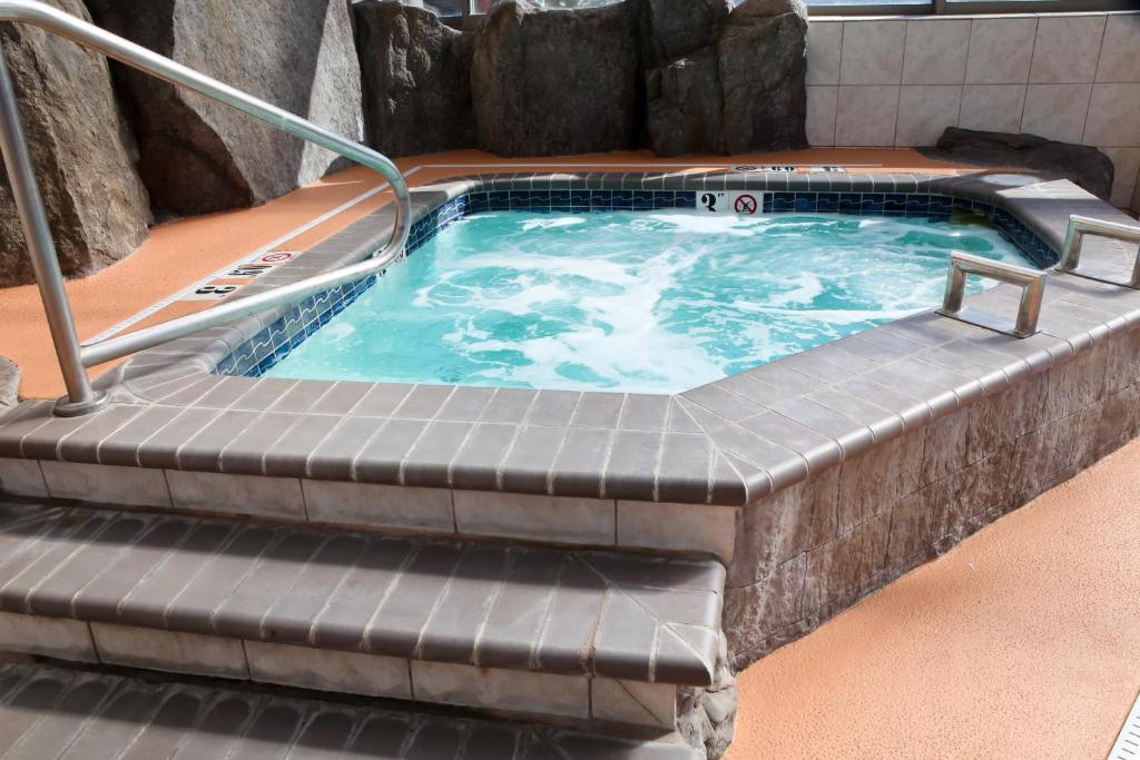 Hot Tub (Jacuzzi) - Photo 2