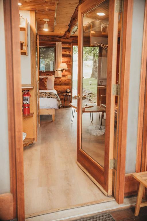 Wilder and Pine Riverside Cabins - Image 5