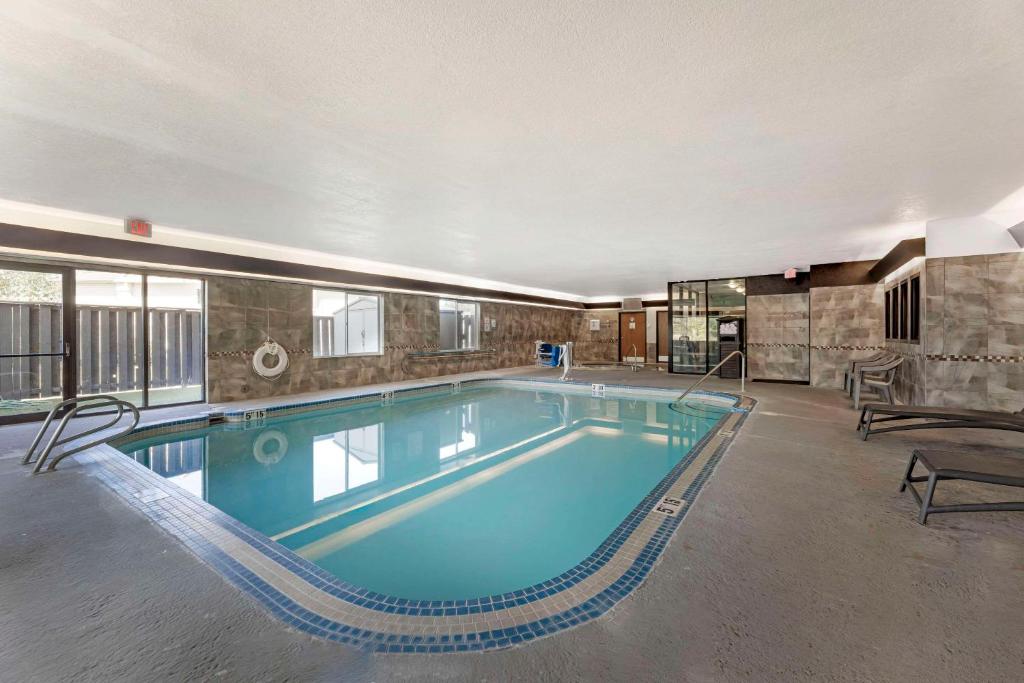 Comfort Suites Near Vancouver Mall - Image 4