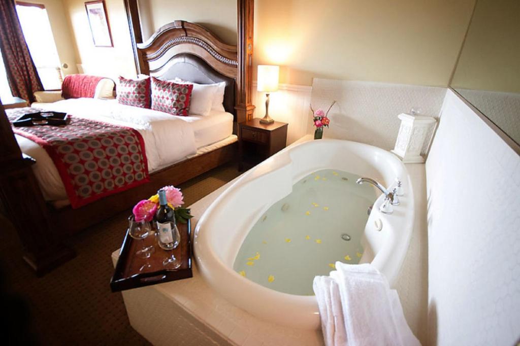 Hot Tub (Jacuzzi) - Photo 8