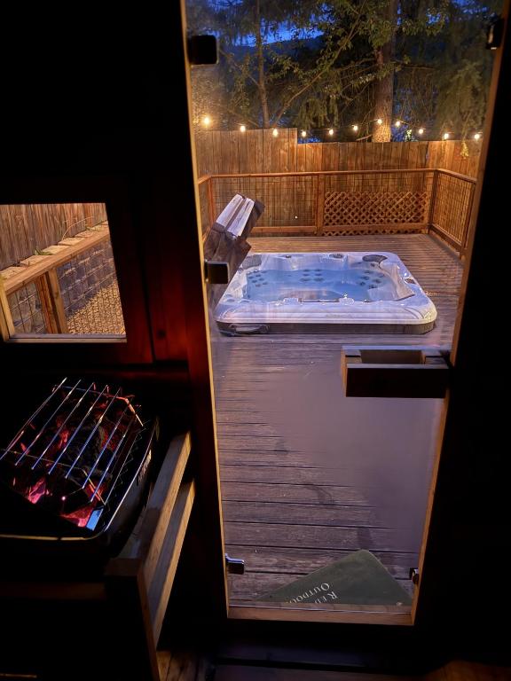 Hot Tub (Jacuzzi) - Photo 2