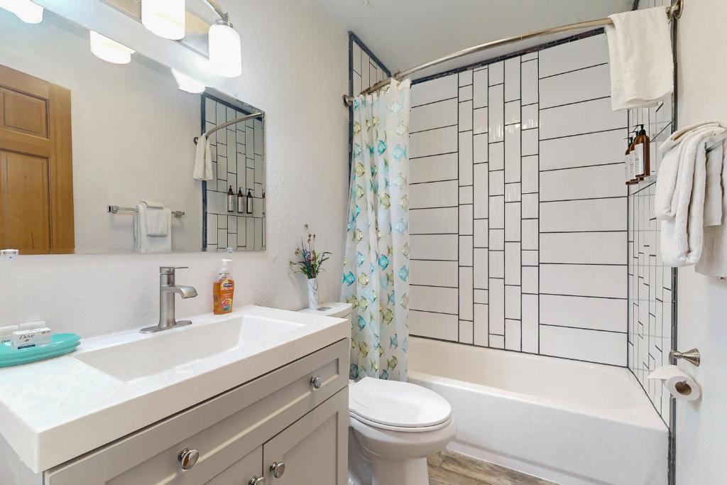 Coastal Garden Cottage - Image 8