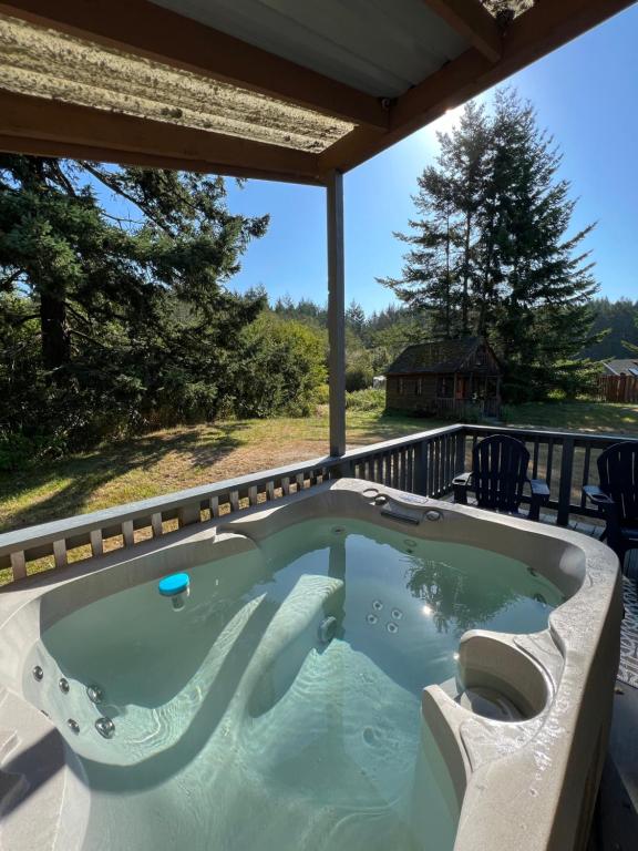 Hot Tub (Jacuzzi) - Photo 3