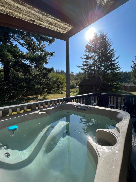 Hot Tub (Jacuzzi) - Photo 2
