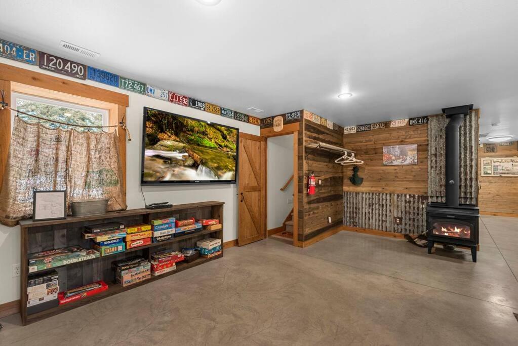 River's Bend Lodge - Hot Tub, Fire Pit, Games & Ski - Image 6