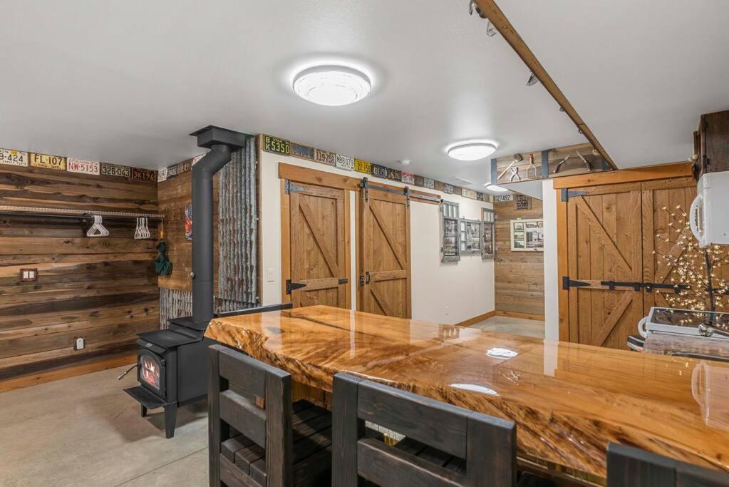 River's Bend Lodge - Hot Tub, Fire Pit, Games & Ski - Image 8