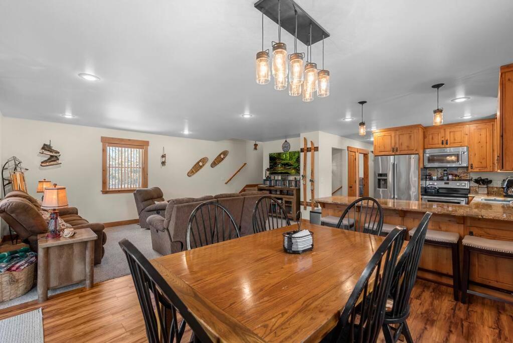 River's Bend Lodge - Hot Tub, Fire Pit, Games & Ski - Image 5