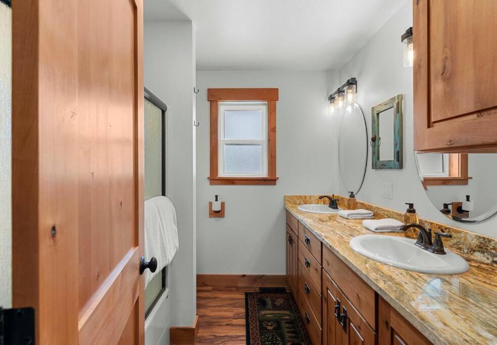 River's Bend Lodge - Hot Tub, Fire Pit, Games & Ski