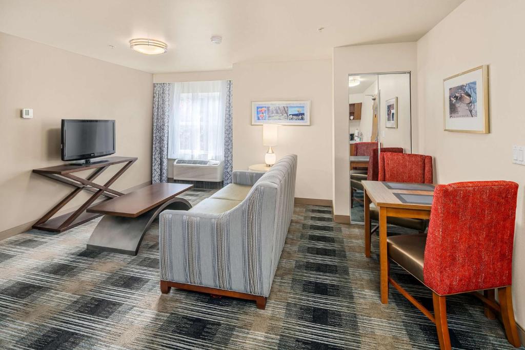 Executive Residency by Best Western Navigator Inn & Suites - Image 6