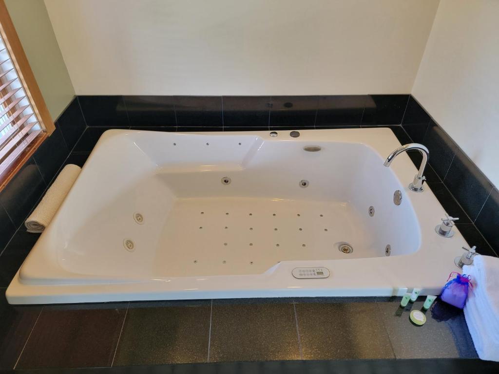 Hot Tub (Jacuzzi) - Photo 2