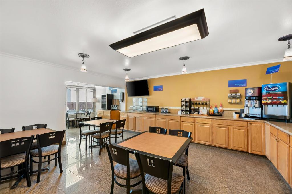 Best Western Chieftain Inn - Image 5