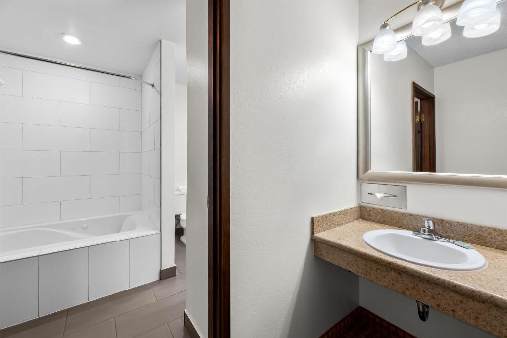 Hot Tub (Jacuzzi) - Photo 3