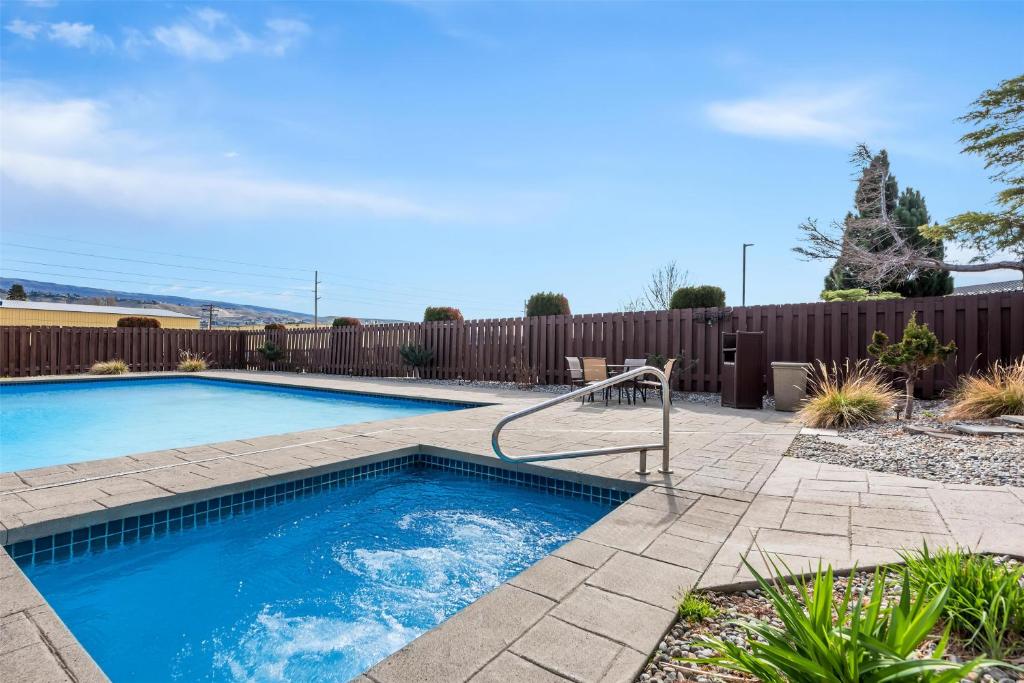 Hot Tub (Jacuzzi) - Photo 2