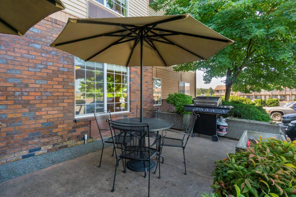 Best Western Plus Park Place Inn & Suites - Image 7