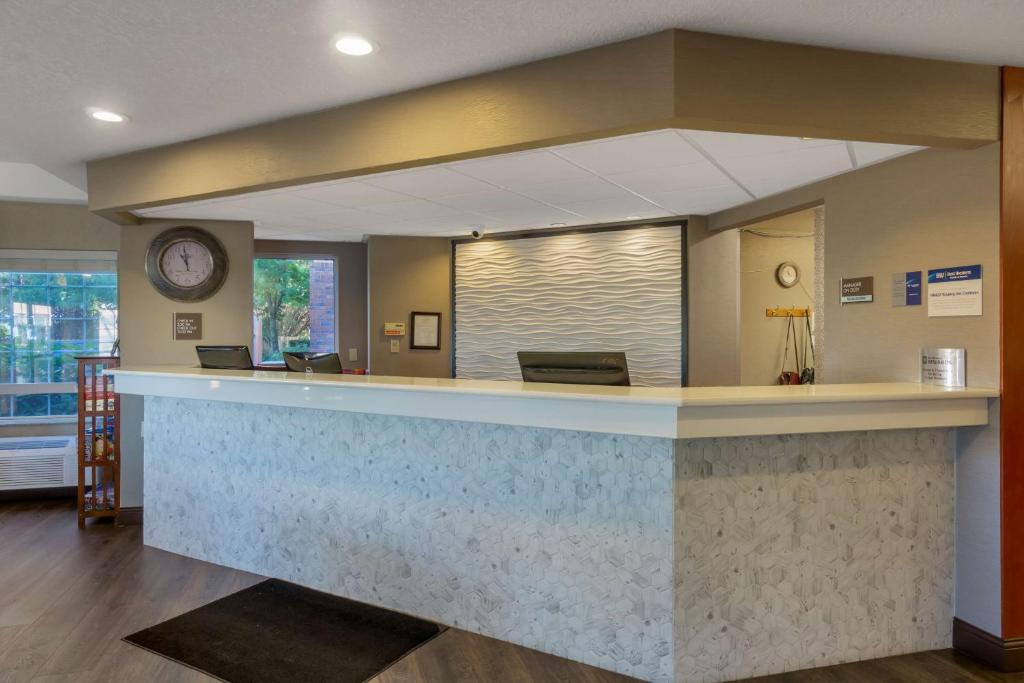 Best Western Plus Park Place Inn & Suites - Image 8