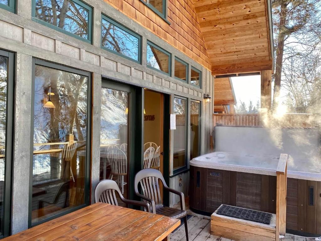 Hot Tub (Jacuzzi) - Photo 3