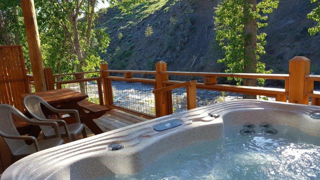 Hot Tub (Jacuzzi) - Photo 2
