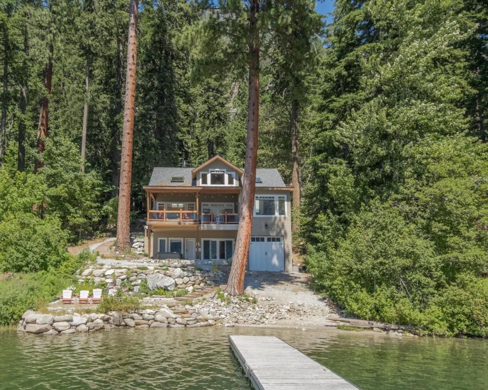 Lazy Bear Lodge by NW Comfy Cabins - Image 4