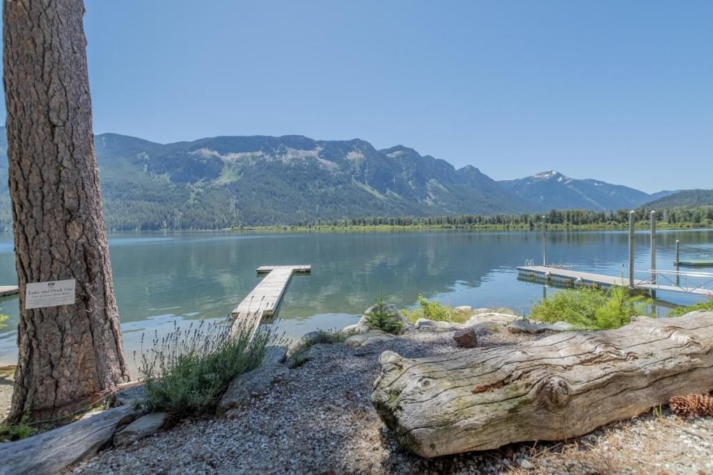 Lazy Bear Lodge by NW Comfy Cabins - Image 5