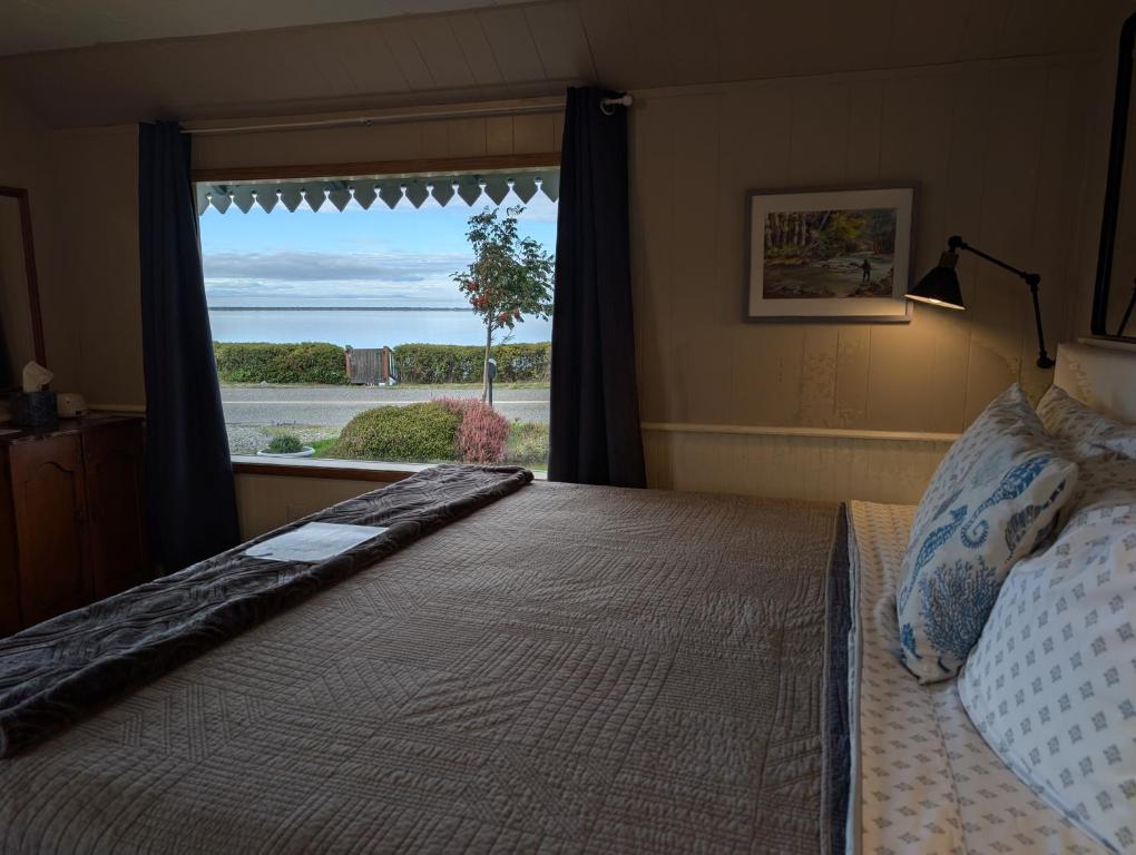 Juan de Fuca Waterfront Hotel & Cottages - Image 5