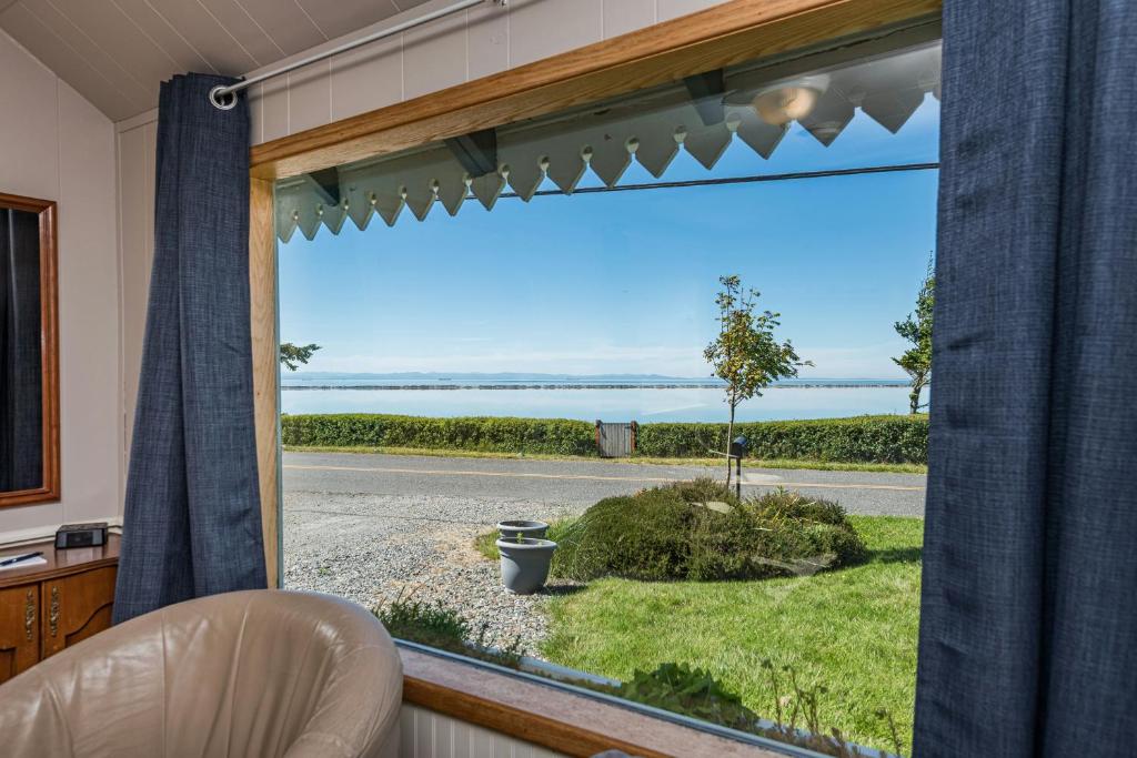 Juan de Fuca Waterfront Hotel & Cottages - Image 8