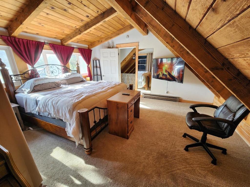 Rustic A-Frame hot tub retreat near Deception Pass - Image 5