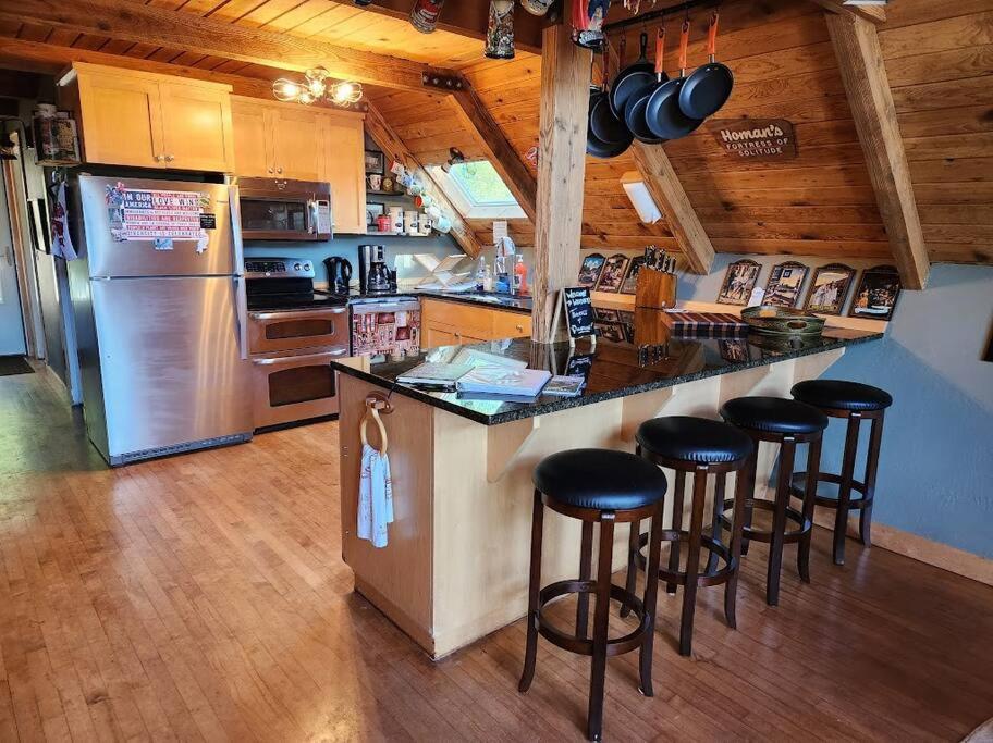 Rustic A-Frame hot tub retreat near Deception Pass - Image 4