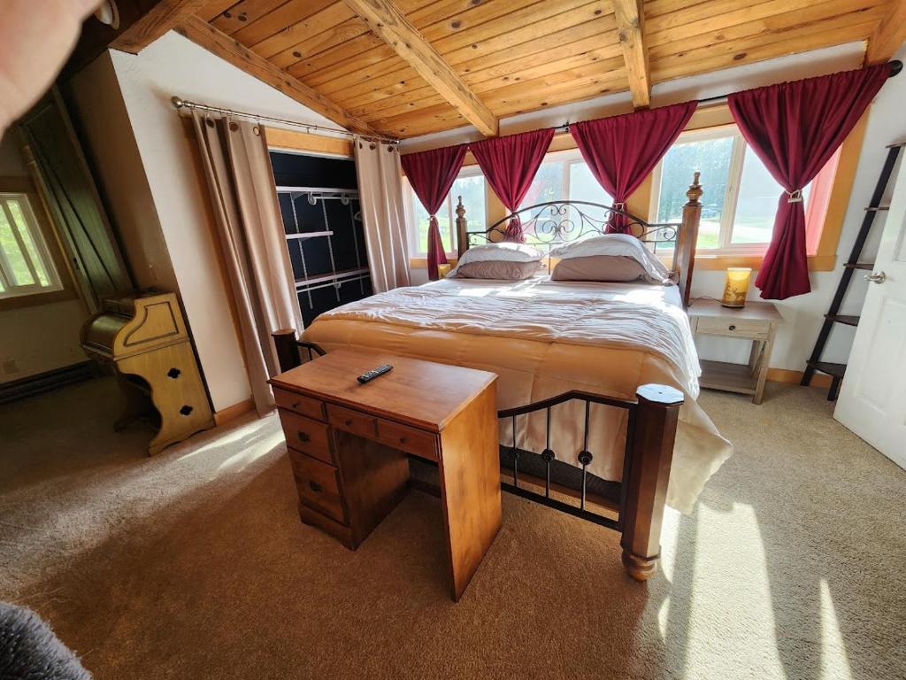 Rustic A-Frame hot tub retreat near Deception Pass - Image 7