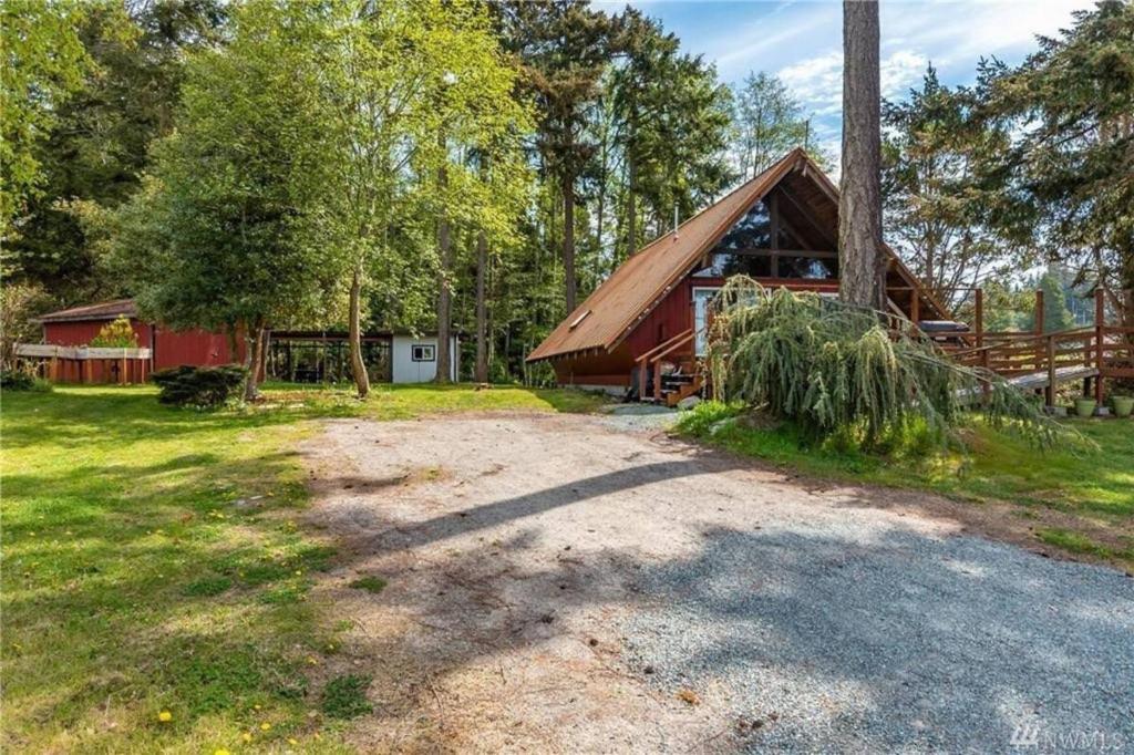Rustic A-Frame hot tub retreat near Deception Pass - Image 6