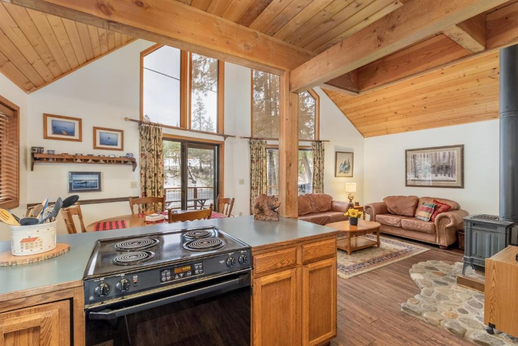 Jack's Cabin by NW Comfy Cabins - Image 4