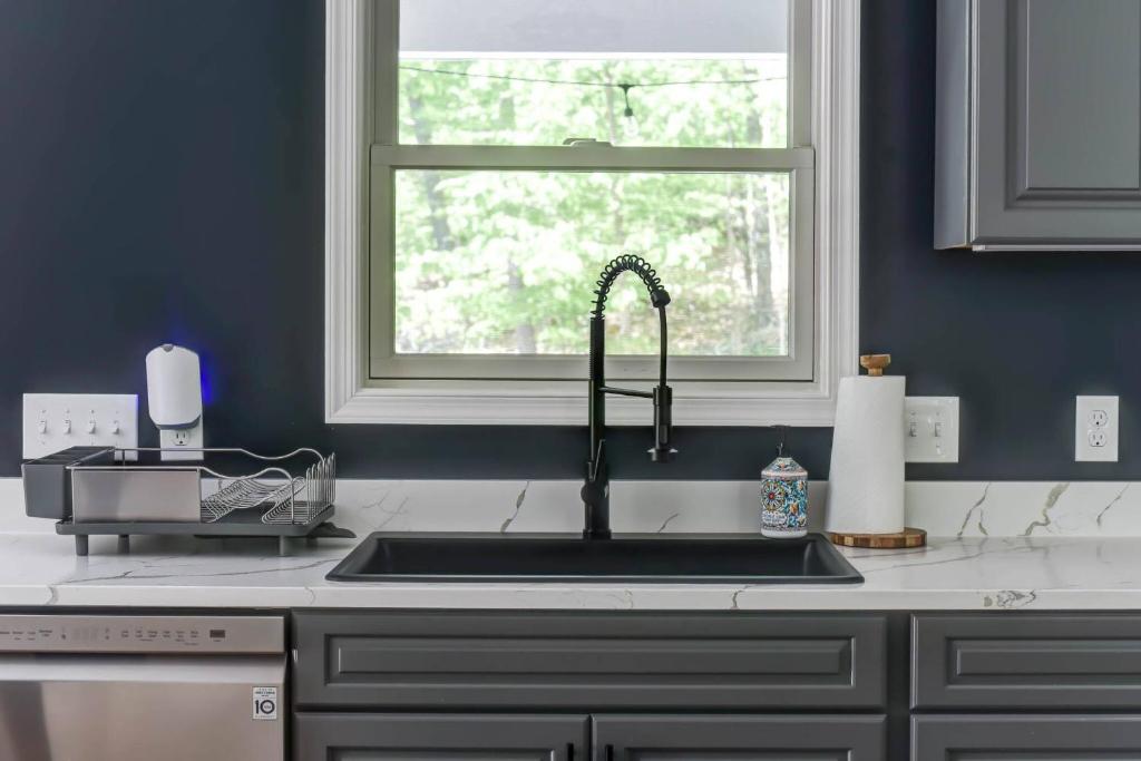 Luxury Mountain Retreat - 4 King Suites & Hot Tub - Image 6