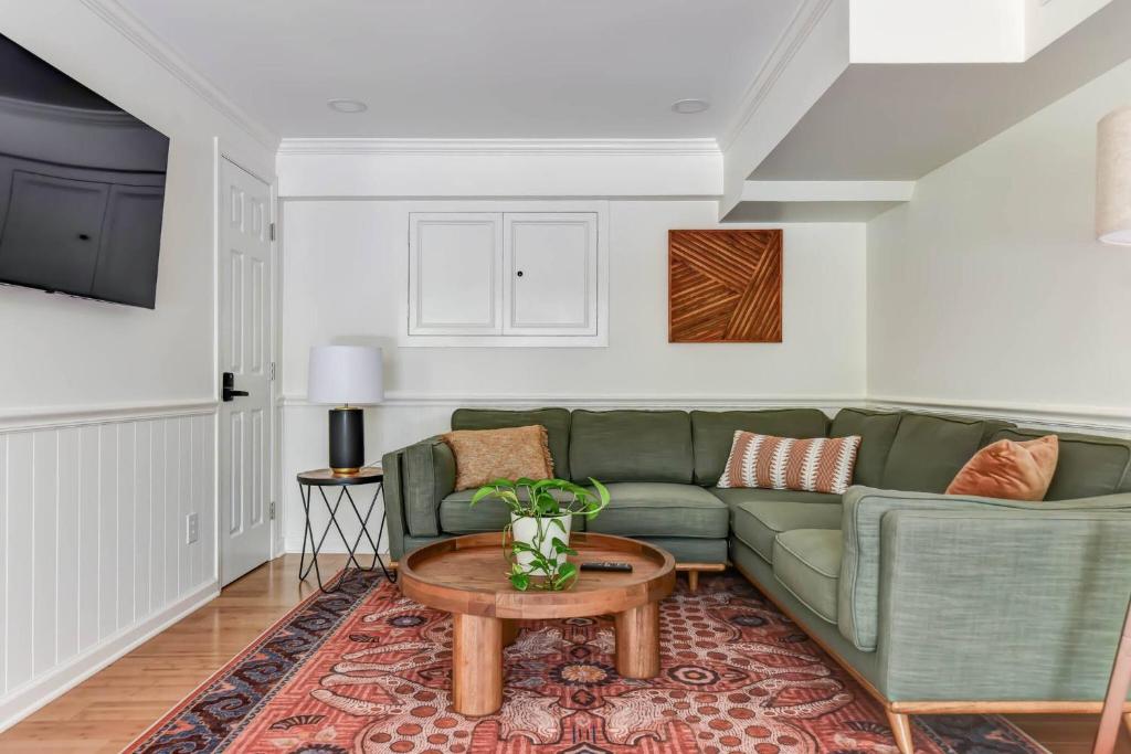 Luxury Mountain Retreat - 4 King Suites & Hot Tub - Image 4