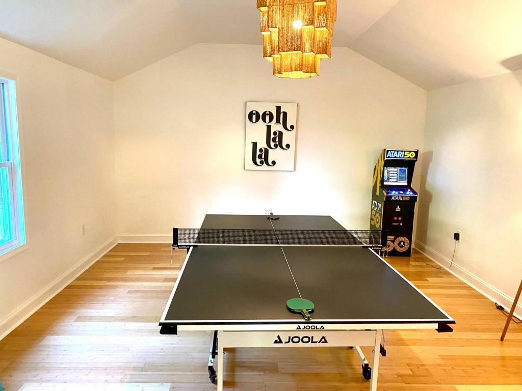 Luxury Mountain Retreat - 4 King Suites & Hot Tub - Image 7