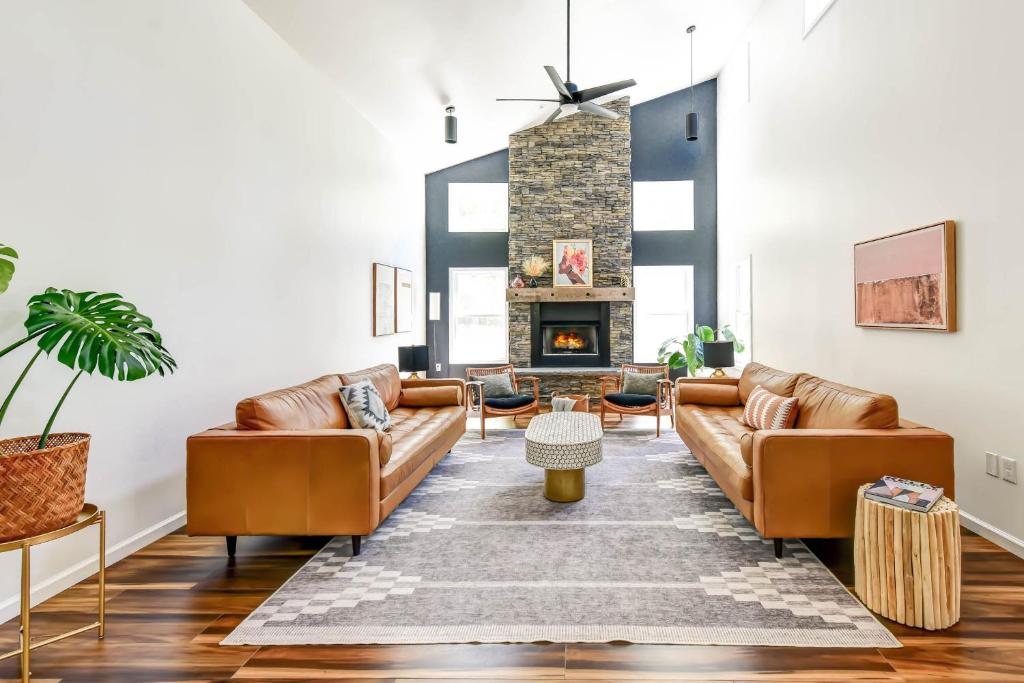 Luxury Mountain Retreat - 4 King Suites & Hot Tub