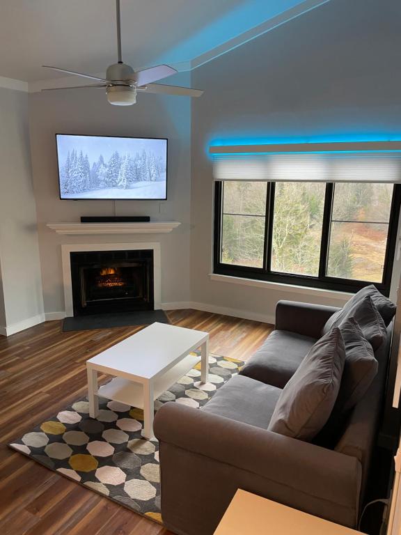 Modern Condo with Ski In & Ski Out - Silver Creek Lodge, Snowshoe