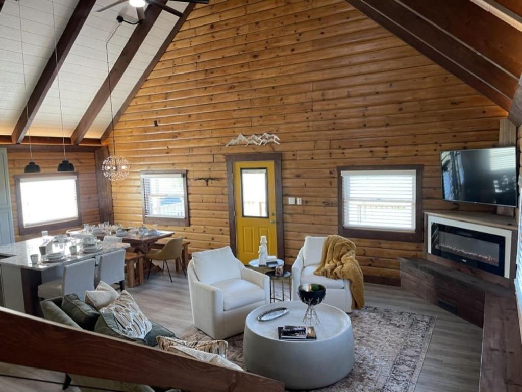 The Barton House - Luxury Mountain Chalet - Image 4