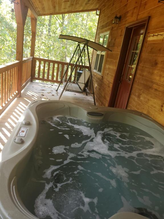 Hot Tub (Jacuzzi) - Photo 2