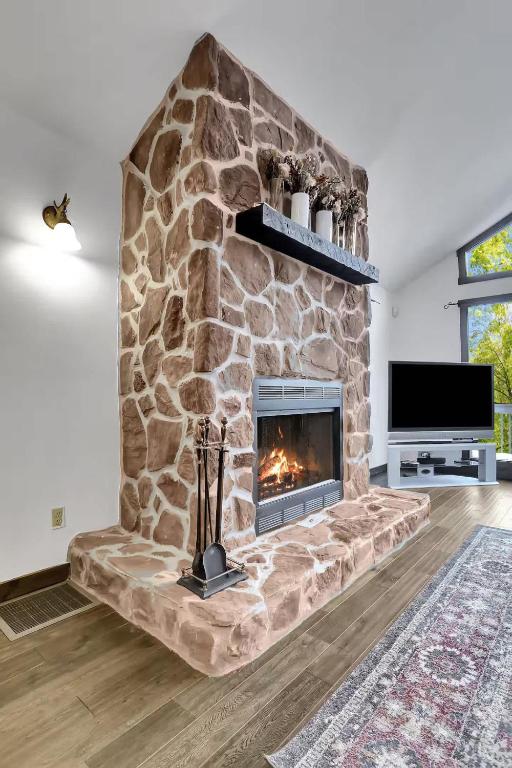 5 Bedroom Suites Hot Tub Jacuzzi Tub & Game Room - Image 5