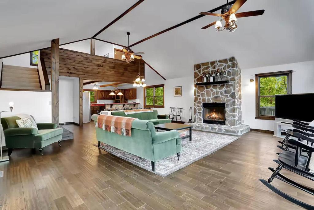 5 Bedroom Suites Hot Tub Jacuzzi Tub & Game Room - Image 6