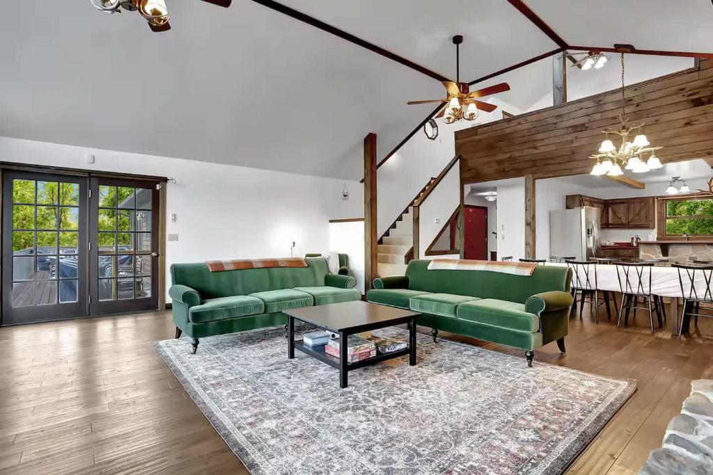 5 Bedroom Suites Hot Tub Jacuzzi Tub & Game Room - Image 7