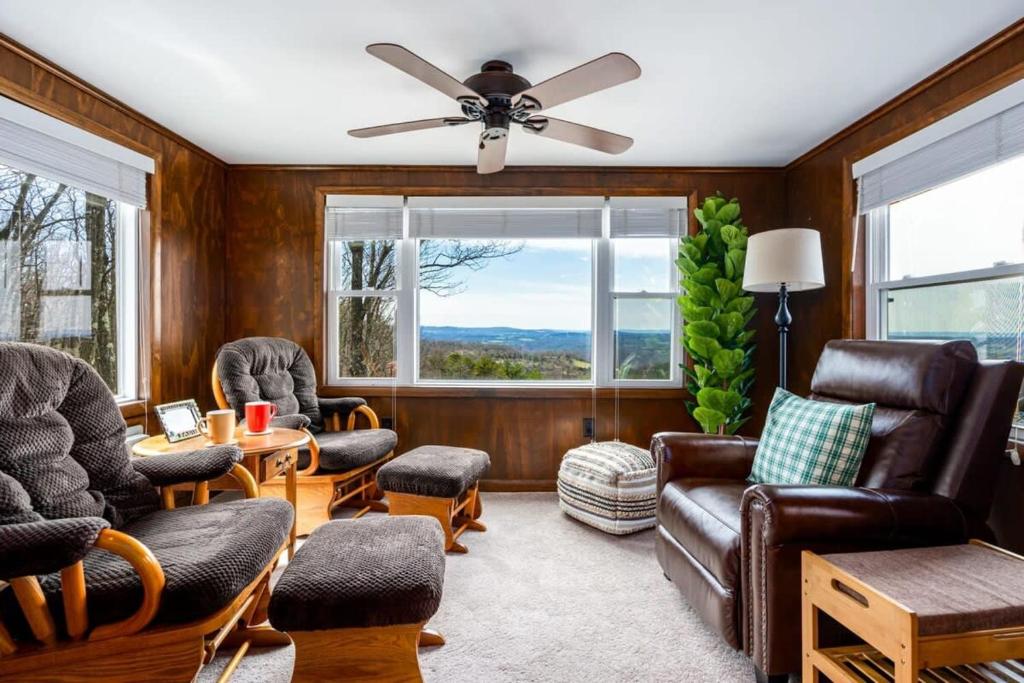 Mountaintop Views, Hot Tub, Deck, Fire Pit & WiFi - Image 4