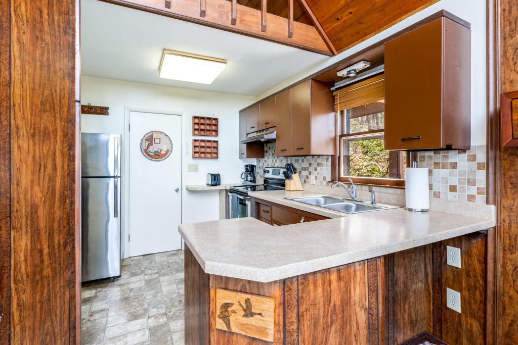 Mountaintop Views, Hot Tub, Deck, Fire Pit & WiFi - Image 8